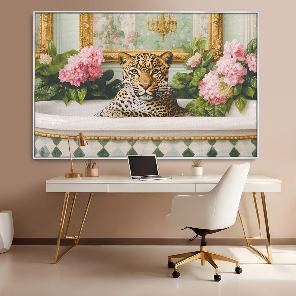 Tablou canvas cu tablou canvas cu leopard in cada, in rama de aluminiu argintiu, pe perete intr-un birou